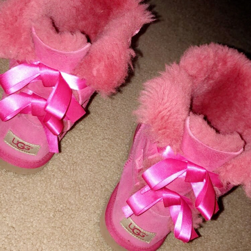 *NEVER WORN* Pink Uggs with bows on the back